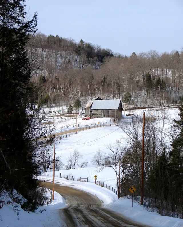 Chemin enneigé descendant vers une maison dans les collines de Mulgrave-et-Derry