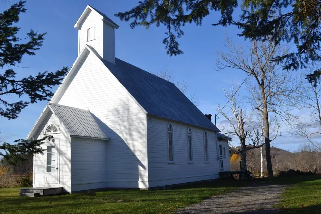 Petite église anglicane Saint-John en bois blanc à Papineauville