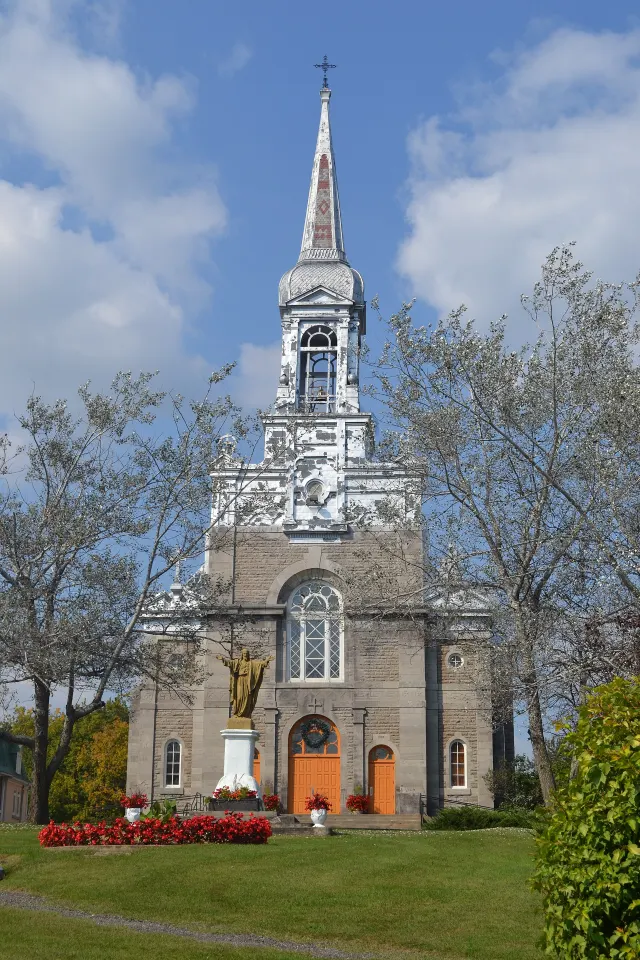 Église Sainte-Angélique de Papineauville, façade de pierre et haut clocher