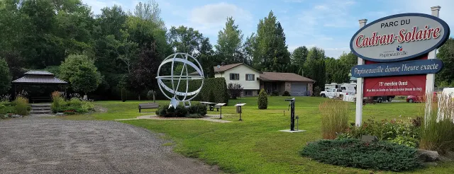 Parc du Cadran-Solaire à Papineauville, avec la sphère du cadran et un kiosque