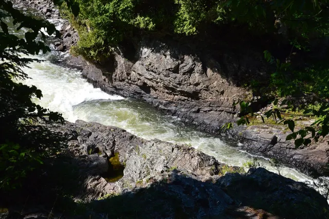 Eau vive des chutes de Plaisance dans une gorge rocheuse