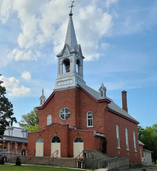Église de brique rouge de Plaisance avec son clocher argenté