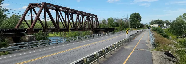 Pont de la route 148 et pont ferroviaire en acier sur la rivière de la Petite Nation