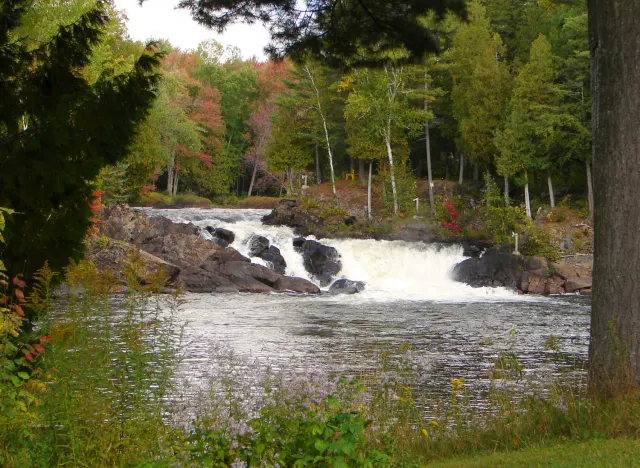 Petite chute de la rivière de la Petite Nation à Ripon, arbres aux couleurs d'automne