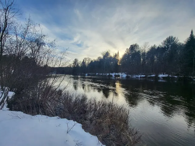 La rivière de la Petite Nation au coucher du soleil, berges encore enneigées en mars