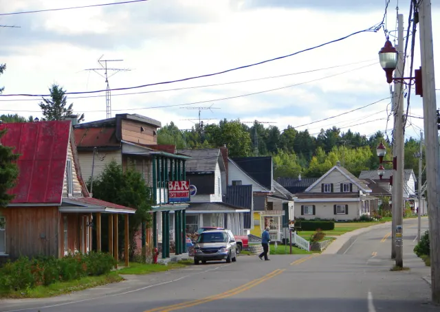 Rue du village de Ripon bordée de commerces et de maisons