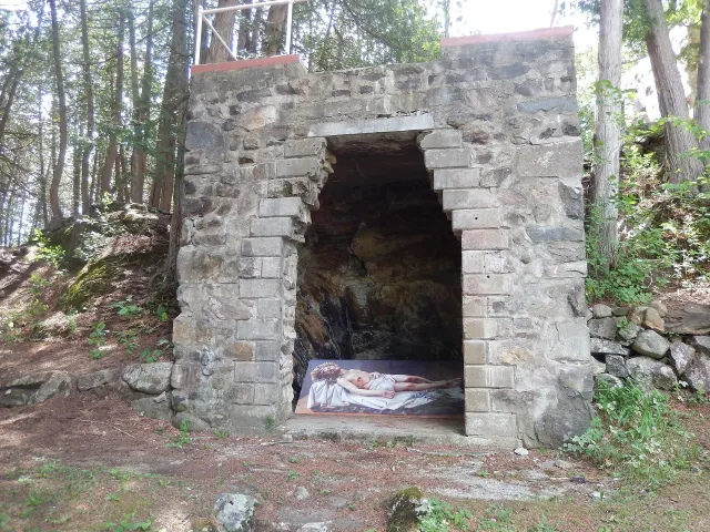 Grotte en pierre du sanctuaire du Mont-Saint-Joseph dans la forêt
