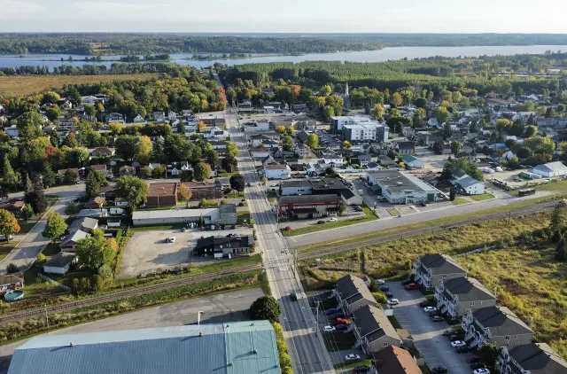 Vue aérienne de Thurso, ses rues et la rivière des Outaouais à l'horizon