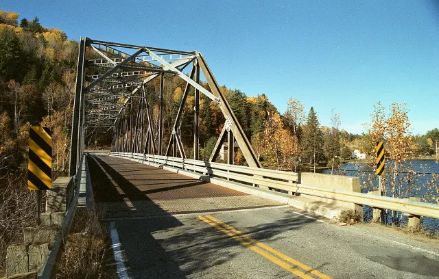 Pont d'acier à Val-des-Bois, arbres aux couleurs d'automne